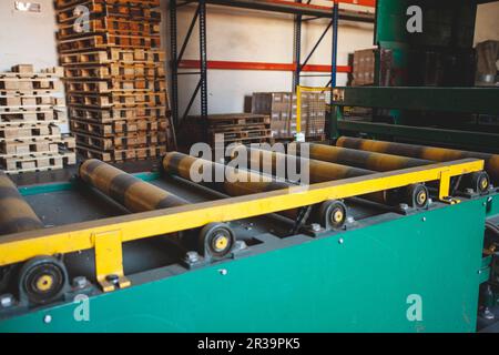 Produzione di pallets di legno in fabbrica Foto Stock