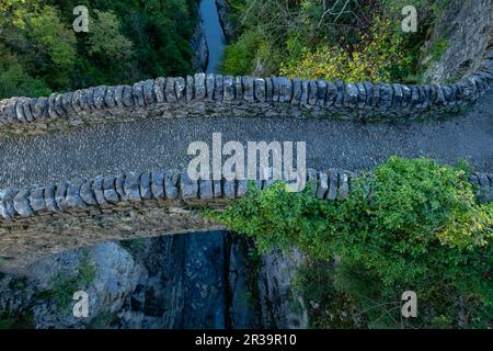 Puente de San Úrbez sobre el Río Bellós, Cañón de Añisclo, parque nacional de Ordesa y Monte Perdido, comarca del Sobrarbe, Huesca, Aragón, Cordillera de los Pirineos, Spagna. Foto Stock