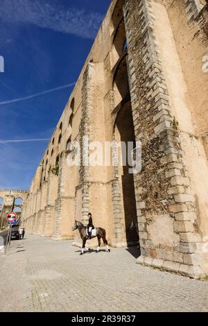 Jinetes atravesando el acueducto de Amoreira,siglos XVI-XVII, monumento nacional, Freguesia de Sao Bras e Sao Lourenco, municipio de Elvas, Alentejo, Portogallo, Europa. Foto Stock