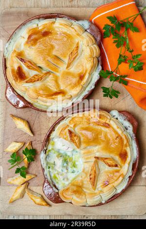 Torte di pollo con porro e prezzemolo Foto Stock