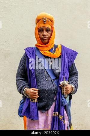 Donna guerriera Sikh in abito tradizionale. Foto rara. Foto Stock