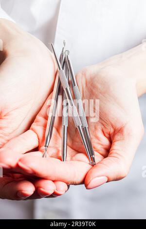 Il set di diversi strumenti per la pulizia della pelle Foto Stock