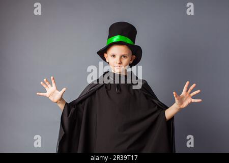 Ragazzino che indossa il costume di Halloween. Piccolo mago fa trucchi. Foto Stock