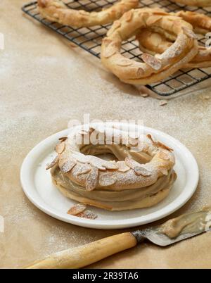 Paris Brest (anelli di brandy con crema di burro di nocciola fragile, Francia) Foto Stock