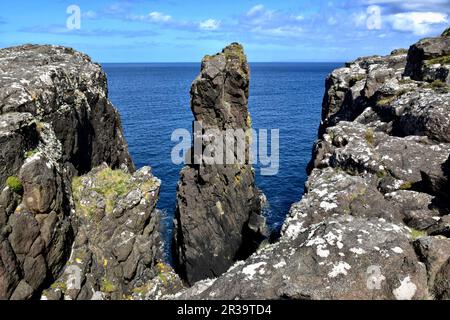 Sea Stack sull'isola di Skye a Balmacqueen. Foto Stock