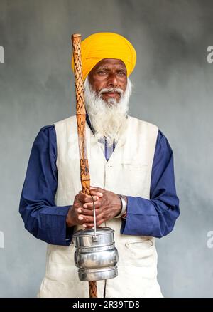 Ritratto di un Sikh anziano in abito tradizionale. Foto Stock