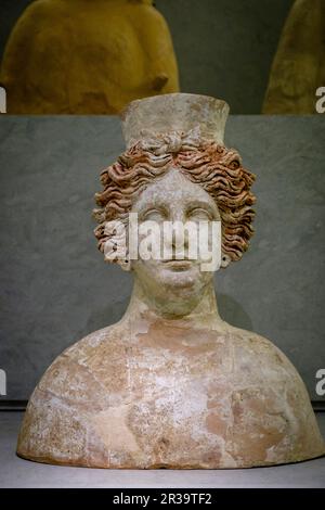 Tanit, busto femminile importato dalla Sicilia, 400-300 a.C., Museo Archeologico di Ibiza e Formentera, Patrimonio dell'Umanità «Ibiza, biodiversità e cultura», Ibiza, Isole baleari, Spagna. Foto Stock