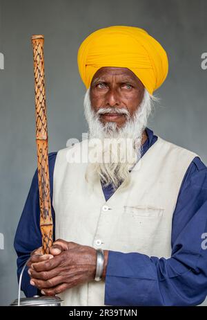 Ritratto di un Sikh anziano in abito tradizionale. Foto Stock