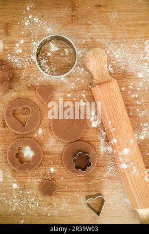 Biscotti in preparazione con pasta frolla di cacao Foto Stock