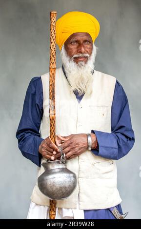 Ritratto di un Sikh anziano in abito tradizionale. Foto Stock