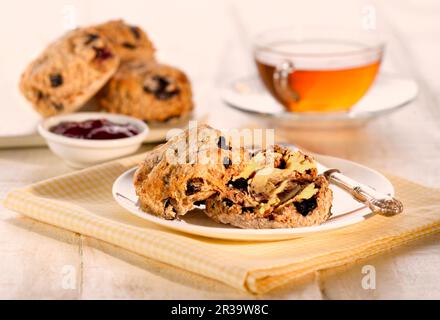 Focaccine e marmellata con una tazza di tè Foto Stock