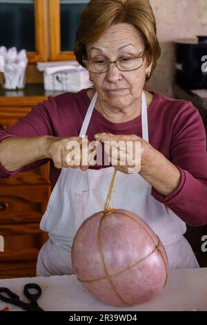 Cosido de los enbutidos,tradicional matanza del cerdo, llucmajor,Mallorca, Islas Baleares, Spagna. Foto Stock