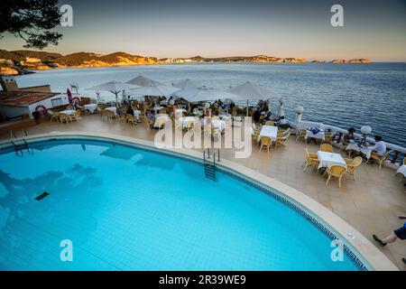 Terraza al aire libre, bar restaurante La Gran Tortuga, Aldea de Cala Fornells, Calvia, Mallorca,Islas Baleares, Spagna. Foto Stock