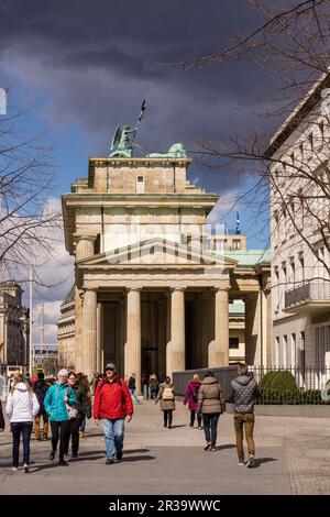 La puerta de Brandenburgo, obra del arquitecto Carl Gotthard Langhans, Berlino, Alemania, l'Europa. Foto Stock