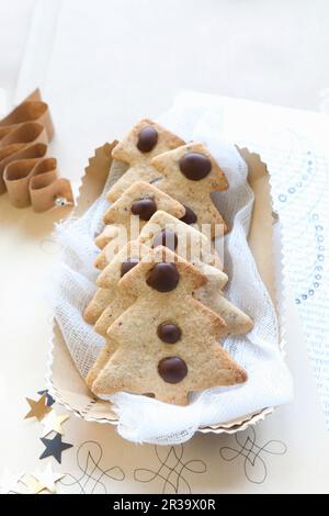 Biscotti senza glutine a forma di alberi di Natale con gocce di cioccolato Foto Stock