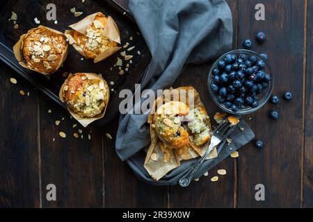 Muffin alle mandorle ai mirtilli Foto Stock