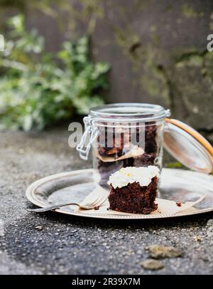 Un brownie di barbabietole con scorza d'arancia e crema Foto Stock