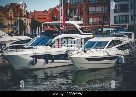 Barche ormeggiate a Marina Gdansk Foto Stock