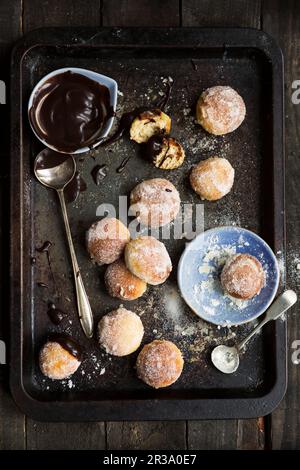 Mini buchi di ciambelle vegane con salsa di cioccolato vegano Foto Stock