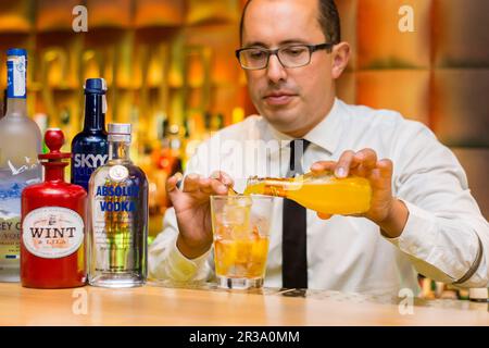 Rafa Martin, campeón de España de coctelería en 2011 y medalla de Bronce en el Mundial de Pekin en 2012, Ottone Club, coctelería, Palma di Maiorca, isole Baleari, Spagna, Europa. Foto Stock