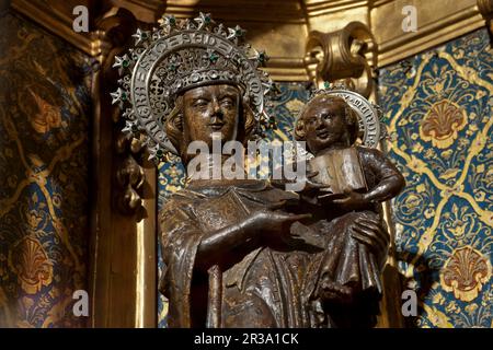 Spagna Baleari Maiorca.Santuario de Lluc, Escorca. Imagen de la Virgen Maria (La Moreneta) , Piedra de marés policromato (de entre los S. XIII-XIV). Foto Stock