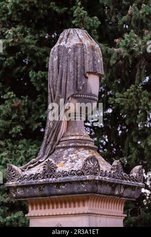 Urna velata, simbolo dell'ultima divisione tra vita e morte, 1815, cimitero di Valldemossa, Maiorca, Isole Baleari, Spagna. Foto Stock