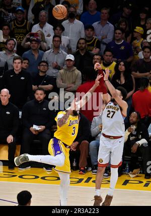Los Angeles, Stati Uniti. 22nd maggio, 2023. Denver Nuggets Guard Jamal Murray segna il Los Angeles Lakers Center Anthony Davis durante la seconda metà del Game 4 delle finali della Western Conference alla Crypto.com Arena di Los Angeles lunedì 22 maggio 2023. Foto di Jim Ruymen/UPI Credit: UPI/Alamy Live News Foto Stock