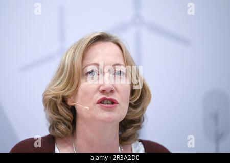 Essen, Germania. 23rd maggio, 2023. Kerstin Andreae, Chief Executive Officer dell'Associazione tedesca dell'energia e dell'acqua (BDEW), parla sul podio. La fiera dell'energia 'e-World Energy & Water' con 800 espositori provenienti da 27 paesi mostra le innovazioni sul tema dell'energia fino al 25 maggio 2023. Credit: Federico Gambarini/dpa/Alamy Live News Foto Stock