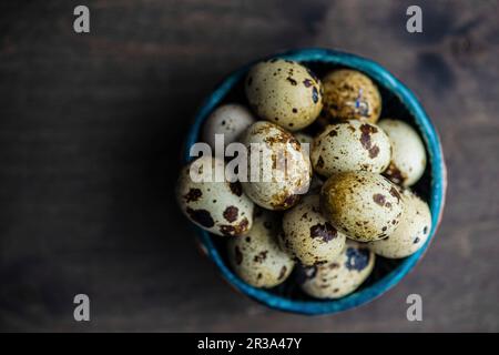 Uova di quaglia comuni in una ciotola Foto Stock