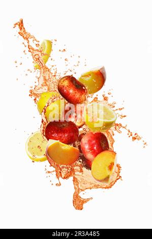 Un tuffo di tè freddo con pesche e limone Foto Stock