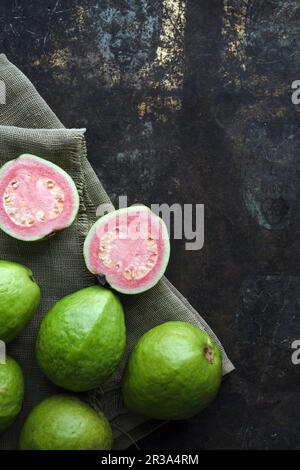 Guaiave, intere e tagliate a metà Foto Stock