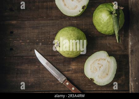 Guaiave, intere e tagliate a metà Foto Stock