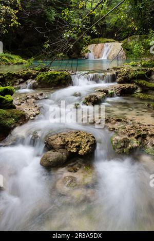Nacedero del rio Urederra, parque Natural de Urbasa-Andia, comunidad foral de Navarra, Spagna. Foto Stock