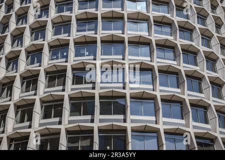 Ripetizione modello, un edificio cilindrico uno Kemble Street, alias Space House, a Londra, Regno Unito Foto Stock