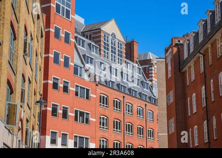 Edificio contemporaneo in mattoni rossi intorno a Holborn a Londra, Inghilterra Foto Stock