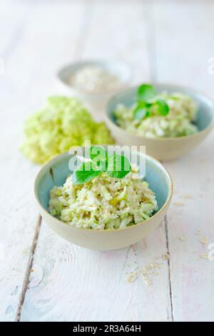 Risotto vegano romanesco con tenera avena (carb basso) Foto Stock