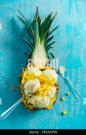 Sorbetto di pinacee e cocco in un ananas con pezzetti di pinacee e cocco tostato Foto Stock