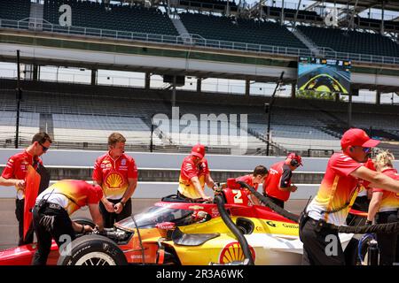 Indianapolis, Stati Uniti. 22nd maggio, 2023. L'equipaggio per il pilota del Team Penske Josef Newgarden (2) degli Stati Uniti pratica per l'Indy 500 in pit row all'Indianapolis Motor Speedway di Indianapolis. Credit: SOPA Images Limited/Alamy Live News Foto Stock