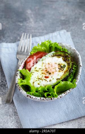 Uova al forno nella colazione all'avocado Foto Stock