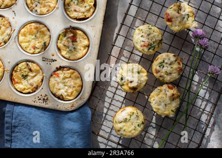 MAGE da uova, potatoe grattugiato, cipolla, peperoni, zucchine e formaggio di capra Foto Stock