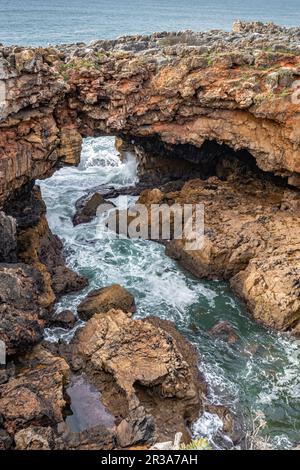 La grotta di Boca do Inferno - la bocca dell'Inferno - scogliere e arcate formate da onde che si infrangono nei pressi di Cascais, Portogallo Foto Stock