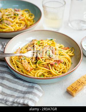 Spaghetti alla Carbonara con pancetta e parmigiano grattugiato Foto Stock