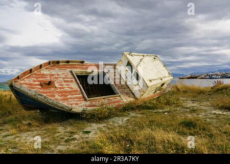 Barca varada, Puerto Natales, Región de Magallanes , Antártica Chilena, Patagonia, República de Chile,América Del Sur. Foto Stock