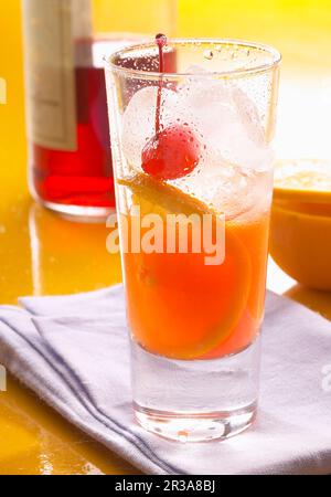 Un classico cocktail Longdrink preparato con Campari, succo d'arancia appena spremuto, ghiaccio, fette d'arancia e ciliegie da cocktail Foto Stock