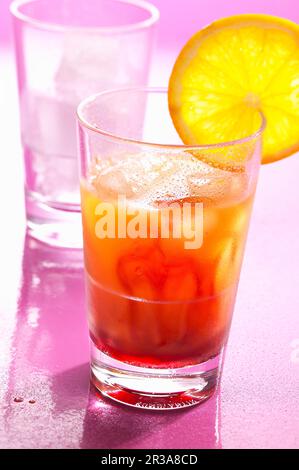 Una Tequila Sunrise fatta con succo di limone, succo d'arancia e granadine Foto Stock