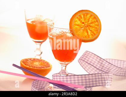 Cocktail senza alcool preparati con succo d'arancia Foto Stock