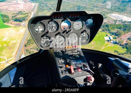 Vista interna dei quadranti e della plancia portastrumenti in piccolo elicottero Foto Stock