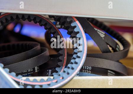 Cinghia di trasmissione dentata per un compressore in una scatola in magazzino. Primo piano. Foto di alta qualità Foto Stock