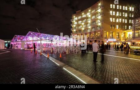 Tenda a vista per una grande cena di gala aziendale all'aperto Foto Stock