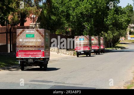 Piccolo TukTuk Grocery Store Home veicoli di consegna in auto attraverso la periferia Foto Stock